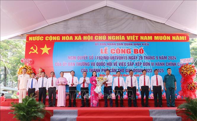 Lãnh đạo phường Thới Bình ra mắt tại buổi lễ. Ảnh: Ngọc Thiện – TTXVN
