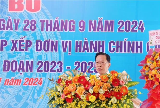 Ông Châu Việt Tha, Giám đốc Sở Nội vụ thành phố Cần Thơ công bố quyết định. Ảnh: Ngọc Thiện – TTXVN