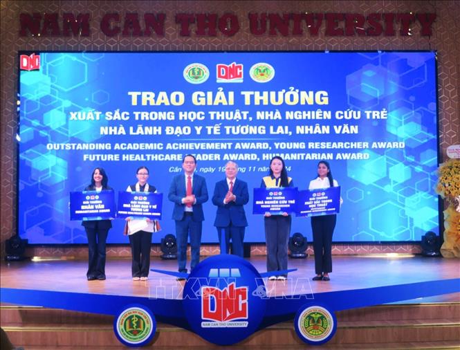 5 tân sinh viên được trao tặng các giải thưởng danh giá: Giải thưởng xuất sắc trong học thuật; Giải thưởng Nhân văn; Giải thưởng Nhà lãnh đạo y tế tương lai; Giải thưởng Nhà nghiên cứu trẻ. Ảnh: Ánh Tuyết - TTXVN