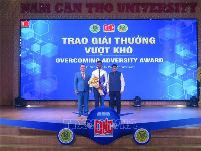 Giải thưởng vượt khó được trao cho sinh viên có hoàn cảnh khó khăn và đạt được thành tích học tập tốt trị giá 2.250 USD. Ảnh: Ánh Tuyết - TTXVN