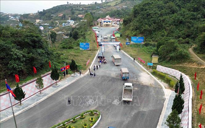 Đoàn xe đầu tiên của Việt Nam xuất cảnh qua cửa khẩu Quốc tế Lóng Sập (Việt Nam) sang Pa Háng (Lào). Ảnh: Quang Quyết - TTXVN