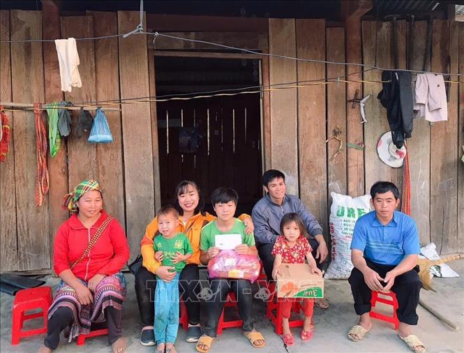 Cô giáo Nguyễn Vân Nhi thường xuyên đến nhà vận động các học sinh có hoàn cảnh khó khăn đến trường. Ảnh: TTXVN phát