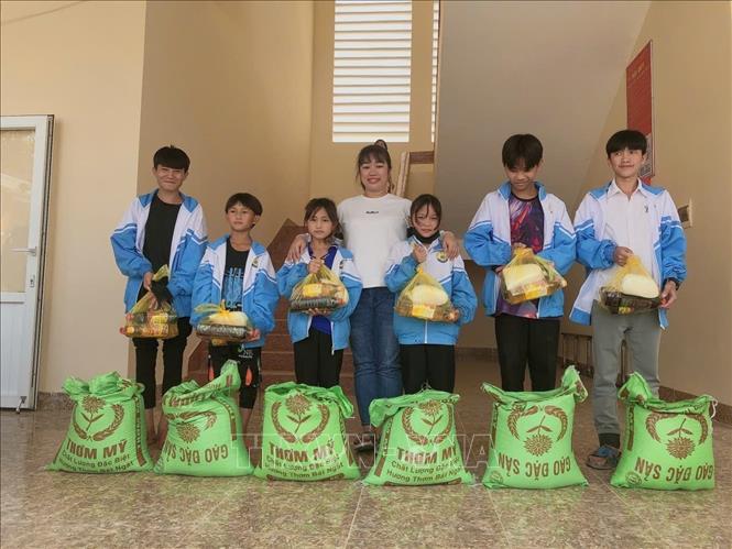 Cô giáo Nguyễn Vân Nhi vận động nhà hảo tâm hỗ trợ học bổng, tặng quà động viên tinh thần cho học sinh dân tộc thiểu số, học sinh nghèo vượt khó. Ảnh: TTXVN phát