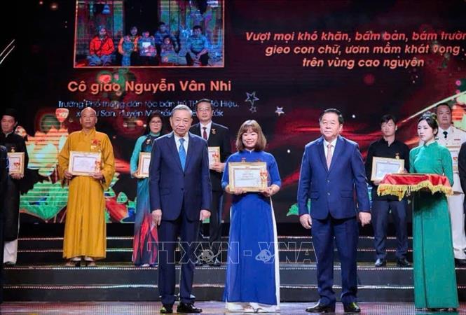 Cô Nguyễn Vân Nhi được tôn vinh là điển hình tiêu biểu toàn quốc trong học tập và làm theo tư tưởng, đạo đức, phong cách Hồ Chí Minh tại chương trình “Hồ Chí Minh – Hành trình khát vọng 2024” do Ban Tuyên giáo Trung ương tổ chức. Ảnh: TTXVN phát