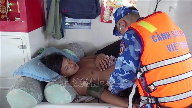 Cán bộ quân y Bộ Tư lệnh Vùng Cảnh sát biển 4 thăm khám, chăm sóc sức khỏe cho ngư dân gặp nạn. Ảnh: TTXVN phát
