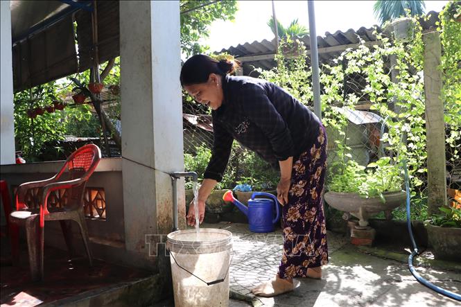Người dân vùng nông thôn Quảng Ngãi chủ yếu sử dụng nước giếng đào, giếng khoan. Ảnh: Đinh Hương - TTXVN