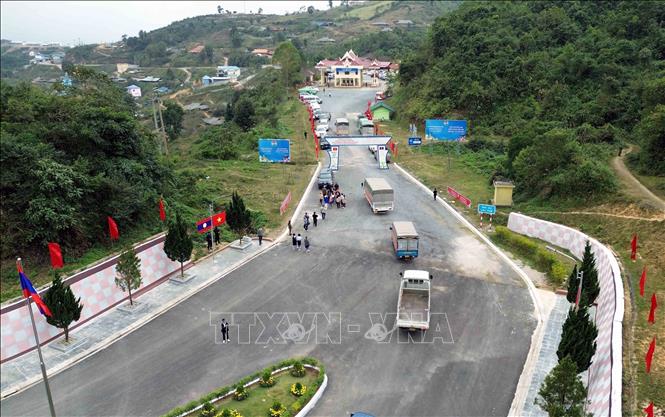 The first trucks from Vietnam going through the Long Sap (Vietnam) – Pa Hang (Laos) international border gate pair. VNA Photo: Quang Quyết