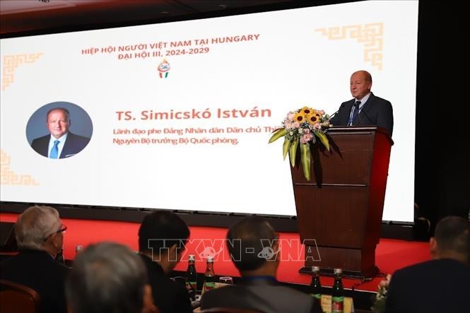 Nguyên Bộ trưởng Quốc phòng Hungary TS. Simicsko Istvan, lãnh đạo Đảng Nhân dân Dân chủ Thiên Chúa giáo (KDNP) thuộc Liên minh cầm quyền Hungary phát biểu. Ảnh: TTXVN phát