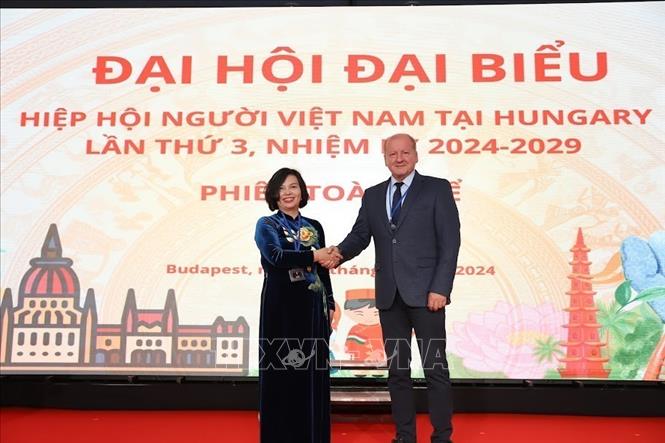 Đại sứ Việt Nam tại Hungary Nguyễn Thị Bích Thảo và nguyên Bộ trưởng Quốc phòng Hungary TS. Simicsko Istvan, lãnh đạo Đảng Nhân dân Dân chủ Thiên Chúa giáo (KDNP) thuộc Liên minh cầm quyền Hungary tại sự kiện. Ảnh: TTXVN phát