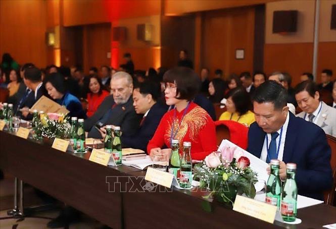 Các khách mời và đại biểu tham dự Đại hội lần thứ 3 của Hiệp hội người Việt Nam tại Hungary. Ảnh: TTXVN phát