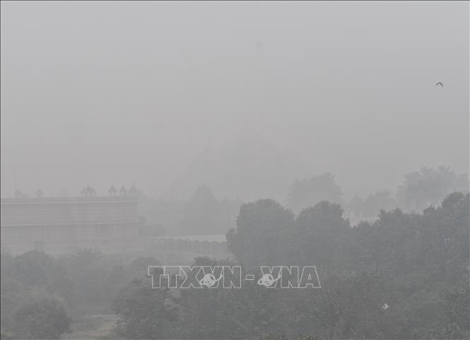 Khói mù ô nhiễm bao phủ dày đặc tại New Delhi, Ấn Độ. Ảnh: ANI/TTXVN