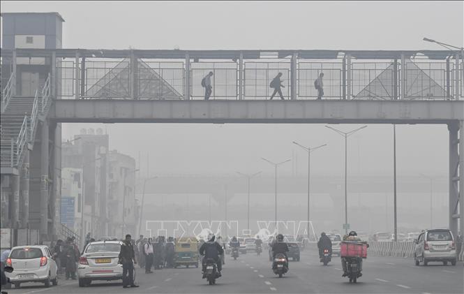 Khói mù ô nhiễm bao phủ dày đặc tại New Delhi, Ấn Độ. Ảnh: ANI/TTXVN