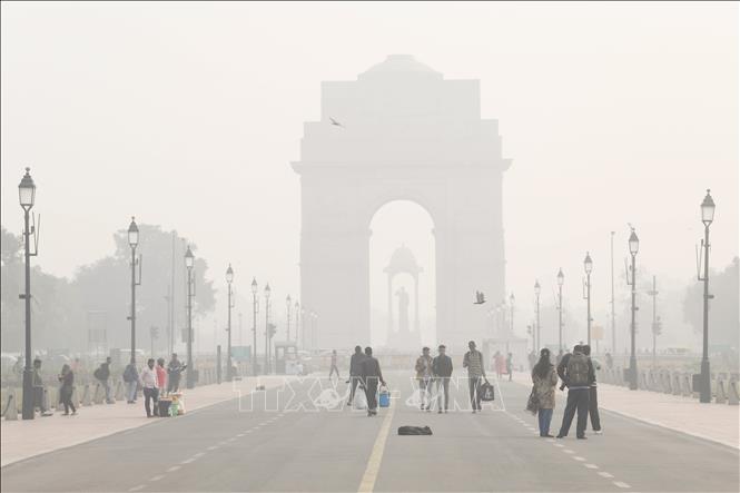 Khói mù ô nhiễm bao phủ dày đặc tại New Delhi, Ấn Độ. Ảnh: ANI/TTXVN