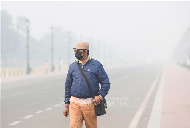 Người dân đeo khẩu trang chống ô nhiễm không khí tại New Delhi, Ấn Độ. Ảnh: ANI/TTXVN