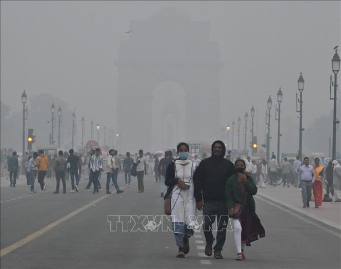 Người dân đeo khẩu trang chống ô nhiễm không khí tại New Delhi, Ấn Độ. Ảnh: ANI/TTXVN