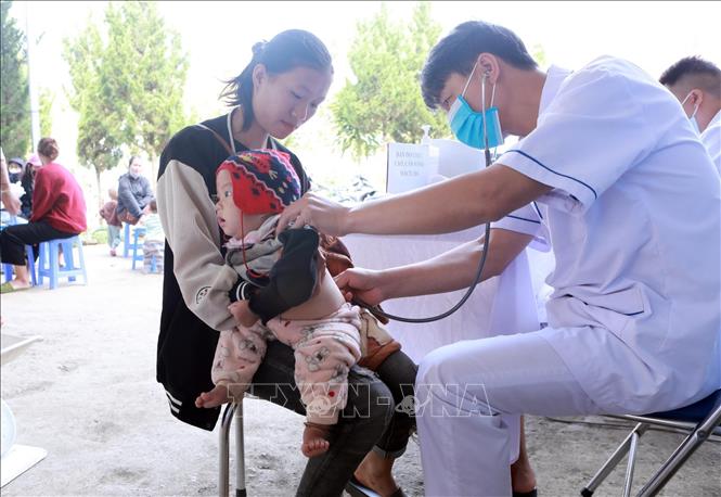 Nhờ thu nhập từ cây chè, đời sống sức khỏe của người dân xã Bản Bo (Tam Đường, Lai Châu) được cải thiện. Trong ảnh: Chăm sóc, thăm khám sức khỏe định kỳ cho người dân Bản Bo. Ảnh: Quý Trung – TTXVN