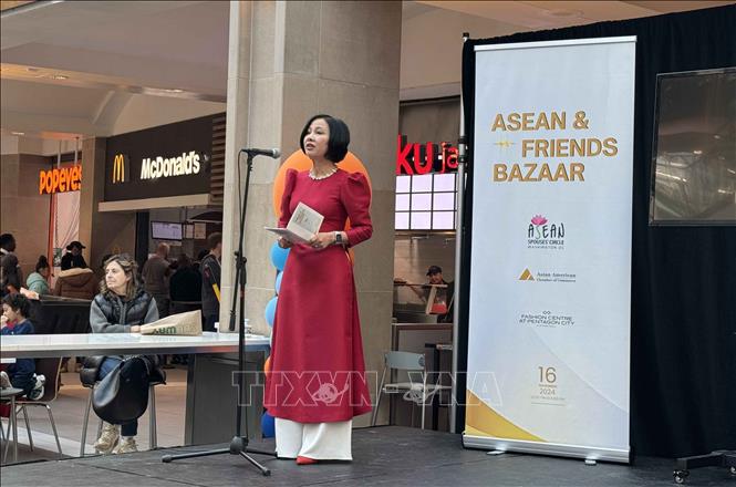 Bà Trần Thị Bích Vân, Phu nhân Đại sứ, Chủ tịch ASC, phát biểu khai mạc Hội chợ. Ảnh: Kiều Trang - PV TTXVN tại Washington D.C, Mỹ