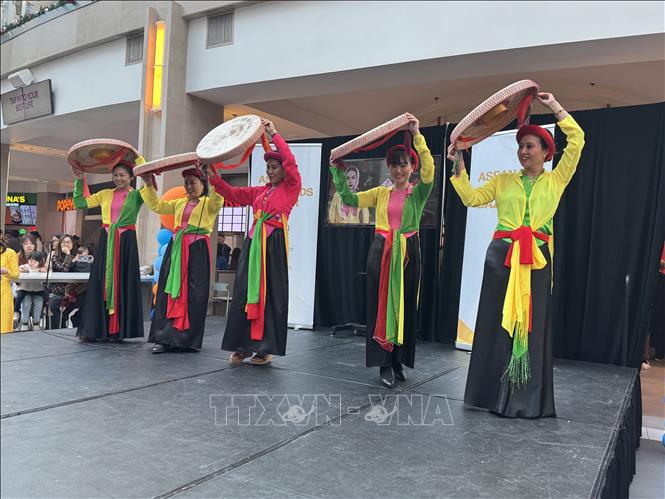 Biểu diễn quan họ tại Hội chợ. Ảnh: Kiều Trang - PV TTXVN tại Washington D.C, Mỹ
