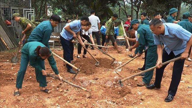 Cán bộ, chiến sĩ lực lượng vũ trang và nhân dân huyện Đồng Văn (Hà Giang) hỗ trợ xóa nhà tạm, nhà dột nát cho bà con dân tộc thiểu số trên địa bàn. Ảnh: TTXVN phát