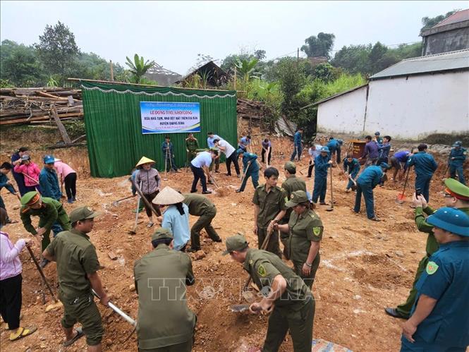 Cán bộ, chiến sĩ lực lượng vũ trang và nhân dân hỗ trợ xóa nhà tạm, nhà dột nát cho bà con dân tộc thiểu số trên địa bàn huyện Quang Bình (Hà Giang). Ảnh: TTXVN phát