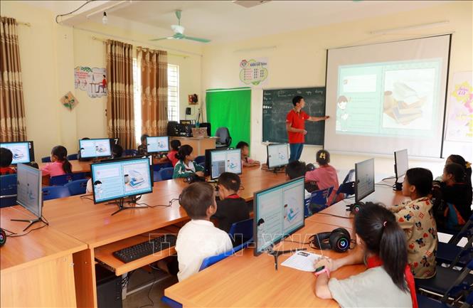 Giờ học môn Tin học của học sinh Trường phổ thông DTBT Tiểu học xã Tà Mung. Ảnh: Quý Trung – TTXVN