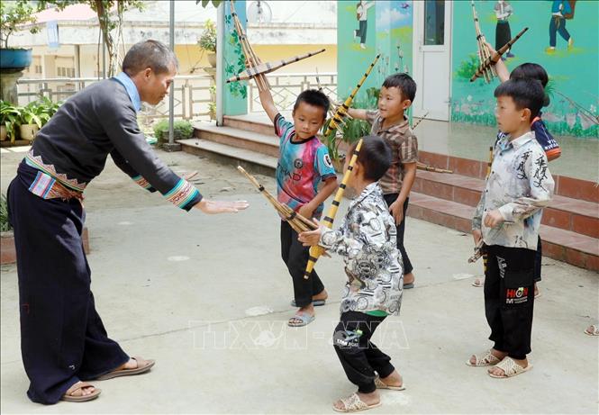 Học sinh nam được truyền dạy học khèn Mông cùng những điệu múa đặc trưng góp phần vào việc bảo tồn văn hóa đặc trưng của dân tộc Mông. Ảnh: Quý Trung – TTXVN