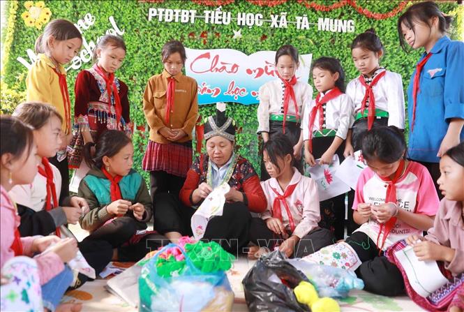 Ngoài giờ học chính khóa, học sinh nữ được học nghề may thêu trang phục truyền thống để bảo tồn nét văn hóa đặc trưng của dân tộc mình. Ảnh: Quý Trung – TTXVN