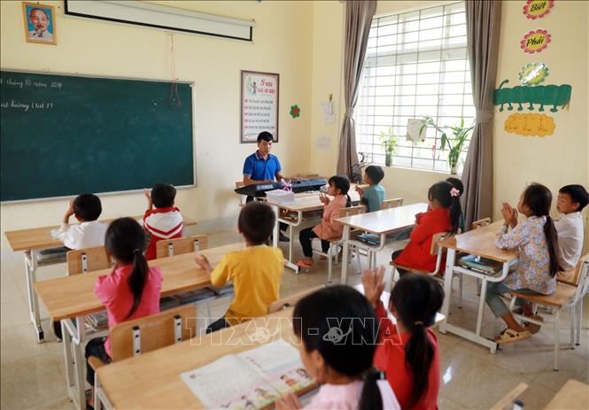 Giờ học Âm nhạc của học sinh Trường Phổ thông DTBT Tiểu học xã Tà Mung. Ảnh: Quý Trung – TTXVN