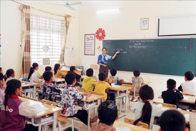 Phòng lớp học của Trường Phổ thông DTBT Tiểu học Tà Mung được xây dựng khang trang, đảm bảo cho việc dạy và học. Ảnh: Quý Trung – TTXVN