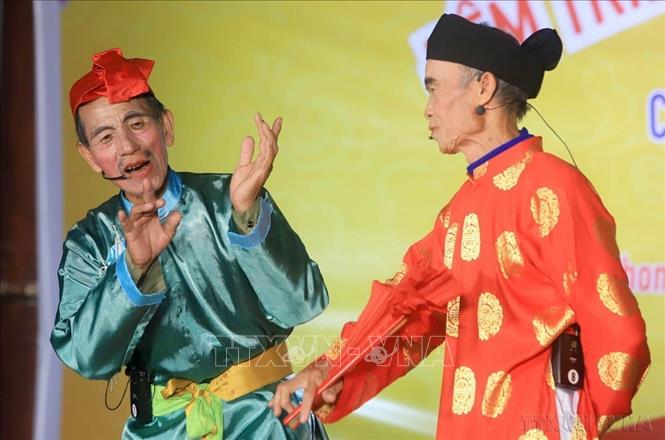 Nghệ nhân Nhân dân chèo duy nhất của tỉnh Thái Bình Bùi Văn Ro (bên trái) biểu diễn làn điệu chèo cổ. Đến nay, tỉnh Thái Bình vẫn giữ được nhiều điệu chèo độc đáo, đặc trưng của vùng đồng bằng sông Hồng. Ảnh: Thế Duyệt – TTXVN