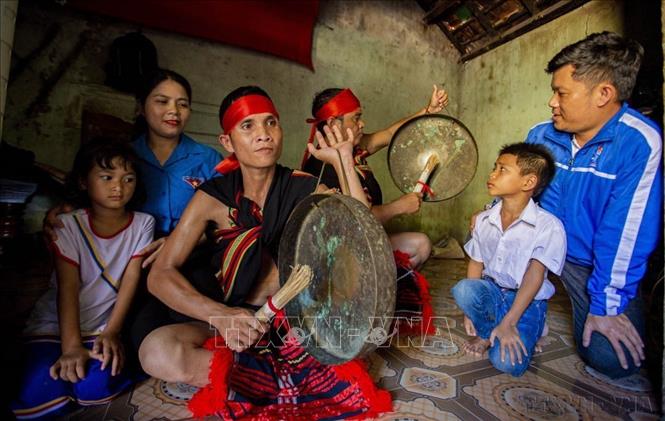 Tuổi trẻ huyện Trà Bồng (Quảng Ngãi) tích cực bảo tồn bản sắc văn hoá dân tộc Cor. Ảnh: Minh Đức - TTXVN