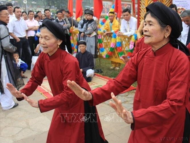 Hát Xoan là di sản thuộc loại hình nghệ thuật trình diễn, một tín ngưỡng bắt nguồn từ việc thực hành thờ cúng tổ tiên của người Việt, được UNESCO công nhận là Di sản văn hóa phi vật thể đại diện của nhân loại. Trong ảnh: Điệu múa hát Xoan truyền thống do các nghệ nhân tỉnh Phú Thọ trình diễn. Ảnh: TTXVN