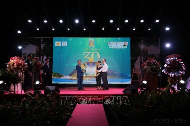 Bà Theresa Mundita Slim, Giám đốc điều hành Trung tâm Đa dạng sinh học ASIAN trao chứng nhận Vườn Di sản ASIAN cho đại diện Ban quản lý Vườn quốc gia Côn Đảo (2023). Ảnh: Mạnh Dương - TTXVN
