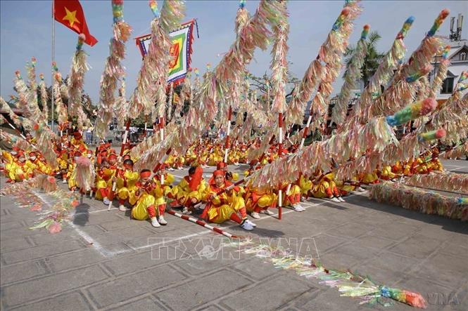 Hội kéo chữ là một nét đẹp trong Lễ hội Phủ Dầy, phản ánh phong tục tập quán, thể hiện sự đoàn kết mọi tầng lớp nhân dân, đồng thời giáo dục con cháu truyền thống hiếu thuận, uống nước nhớ nguồn. Lễ hội Phủ Dầy được đưa vào danh mục Di sản văn hóa phi vật thể quốc gia năm 2013. Ảnh: Công Luật - TTXVN
