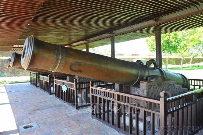 Cửu Vị Thần Công (Quần thể di tích Cố đô Huế) được đánh giá là lớn nhất của Việt Nam và là một trong những tác phẩm nghệ thuật bằng đồng có giá trị cao, được công nhận là Bảo vật Quốc gia Việt Nam năm 2012. Ảnh: Minh Đức – TTXVN