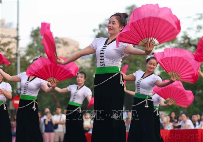 Mang nghệ thuật hát Then, đàn Tính xuống phố đi bộ Hồ Hoàn Kiếm (Hà Nội) trong khuôn khổ Liên hoan nghệ thuật hát Then, đàn Tính các dân tộc Tày, Nùng, Thái lần thứ VII (2024). Ảnh: Thanh Tùng - TTXVN