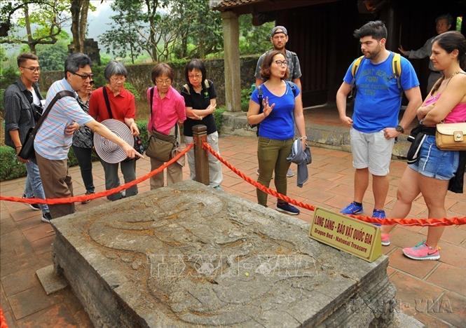 UNESCO công nhận cố đô Hoa Lư là 1 trong 4 vùng lõi thuộc quần thể Di sản thiên nhiên – văn hóa thế giới Tràng An. Trong ảnh: Khách du lịch quốc tế tham quan tại khu di tích Cố đô Hoa Lư. Ảnh: Minh Đức - TTXVN