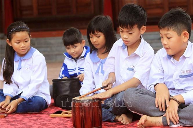 Làng Đông Môn (xã Hòa Bình, huyện Thủy Nguyên, thành phố Hải Phòng) được biết đến như cái nôi của ca trù vùng duyên hải Bắc Bộ. Đến nay, CLB Ca trù Đồng Môn vẫn gìn giữ và phát triển bộ môn nghệ thuật truyền thống này. Ảnh: An Đăng - TTXVN