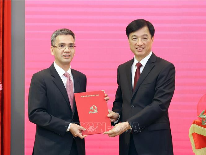 Đồng chí Nguyễn Duy Ngọc, Bí thư Trung ương Đảng, Chánh Văn phòng Trung ương Đảng trao quyết định bổ nhiệm cho đồng chí Võ Thành Hưng. Ảnh: An Đăng - TTXVN