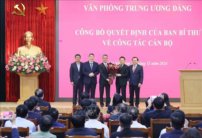 Đồng chí Hồ Đức Phớc, Phó Thủ tướng Chính phủ, Bí thư Ban cán sự đảng, Bộ trưởng Bộ Tài chính và lãnh đạo Bộ Tài chính chúc mừng đồng chí Võ Thành Hưng. Ảnh: An Đăng - TTXVN