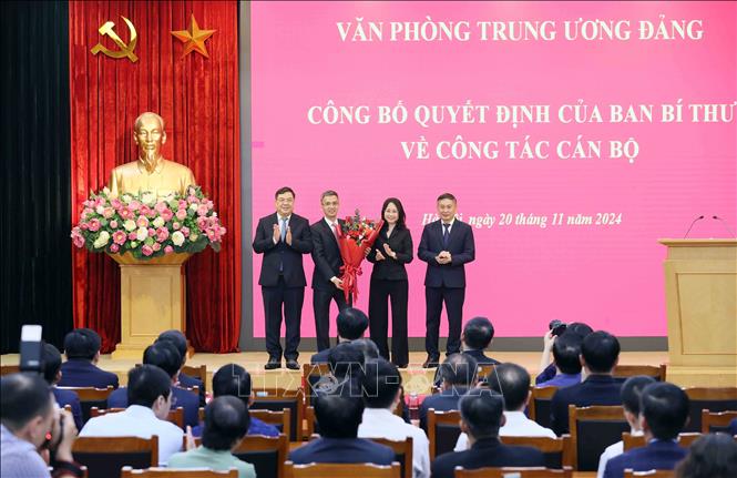 Lãnh đạo Văn phòng Trung ương Đảng chúc mừng đồng chí Võ Thành Hưng. Ảnh: An Đăng - TTXVN