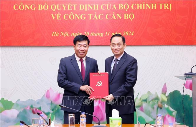 Đồng chí Lê Hoài Trung, Bí thư Trung ương Đảng, Trưởng ban Đối ngoại Trung ương trao Quyết định của Bộ Chính trị phân công đồng chí Nguyễn Mạnh Cường giữ chức Phó Trưởng Ban Đối ngoại Trung ương. Ảnh: Phạm Kiên – TTXVN
