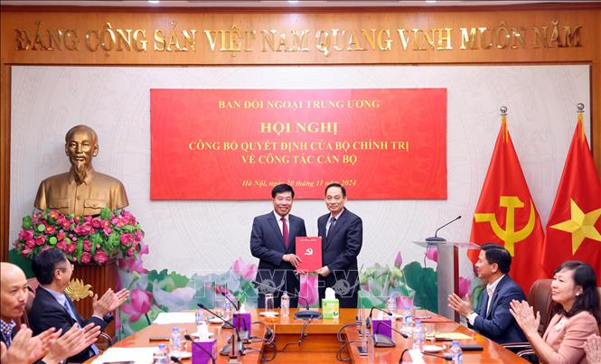 Đồng chí Lê Hoài Trung, Bí thư Trung ương Đảng, Trưởng ban Đối ngoại Trung ương trao Quyết định của Bộ Chính trị phân công đồng chí Nguyễn Mạnh Cường giữ chức Phó Trưởng Ban Đối ngoại Trung ương. Ảnh: Phạm Kiên – TTXVN