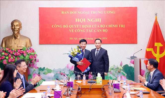 Đồng chí Lê Hoài Trung, Bí thư Trung ương Đảng, Trưởng ban Đối ngoại Trung ương trao Quyết định của Bộ Chính trị phân công đồng chí Nguyễn Mạnh Cường giữ chức Phó Trưởng Ban Đối ngoại Trung ương. Ảnh: Phạm Kiên – TTXVN