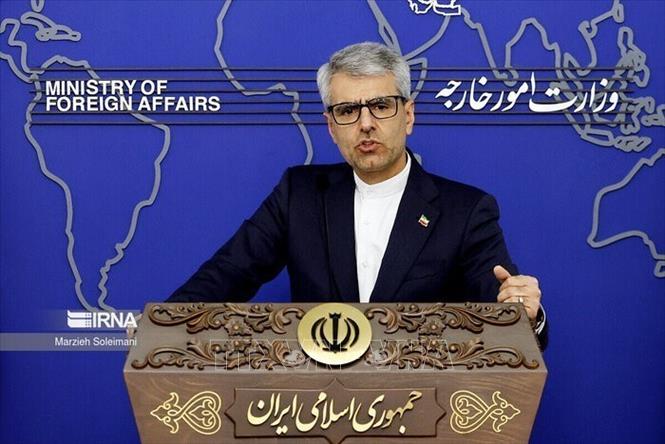 Người phát ngôn Bộ Ngoại giao Iran Esmaeil Baghaei phát biểu họp báo tại Tehran. Ảnh: IRNA/TTXVN