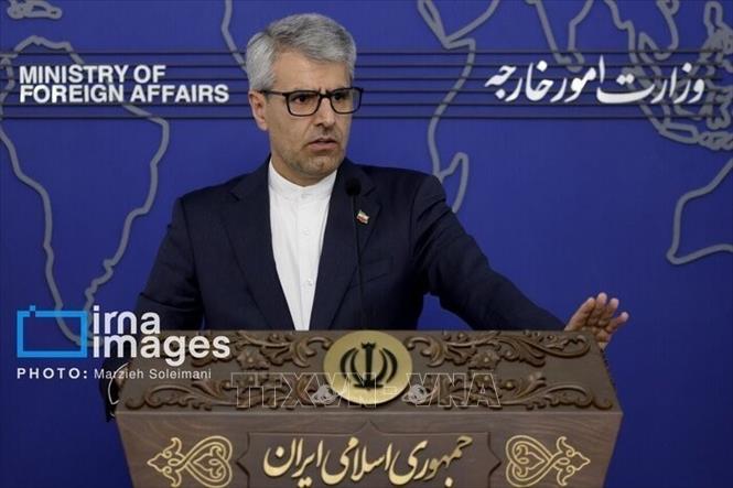 Người phát ngôn Bộ Ngoại giao Iran Esmaeil Baghaei phát biểu họp báo tại Tehran. Ảnh: IRNA/TTXVN