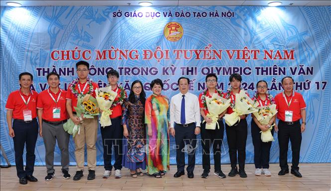 39 năm thành lập và phát triển, trường THPT Chuyên Hà Nội - Amsterdam luôn phấn đấu giữ vững vị thế tiên phong, là lá cờ đầu trong mọi hoạt động. Ảnh: Thanh Tùng - TTXVN 