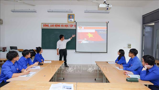 Câu lạc bộ “Tìm hiểu lịch sử Đảng” ra đời, sinh hoạt theo tuần bằng hình thức trực tiếp hoặc online giúp học sinh có chỗ để sinh hoạt, chia sẻ và kết nối với nhau cùng với sự dẫn đường của các thầy cô. Ảnh: Thanh Tùng - TTXVN