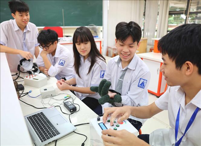 Nhà trường đã tạo dựng được một “hệ sinh thái” các câu lạc bộ năng khiếu phong phú và bổ ích, để học sinh phát huy được sự năng động, sáng tạo. Ảnh: Thanh Tùng - TTXVN