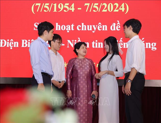 Bí thư Đảng ủy, Hiệu trưởng Trường THPT Chuyên Hà Nội - Amsterdam Trần Thùy Dương cho biết, công tác phát triển Đảng được nhà trường thực hiện rất bài bản. Ảnh: Thanh Tùng - TTXVN